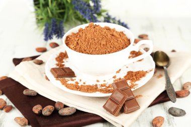 kakao tozu peçete ahşap tablo üzerinde Kupası