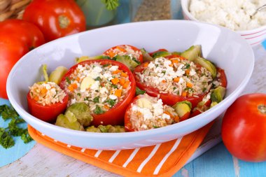 ahşap masa yakın çekim ıslak zeminde dolması domates