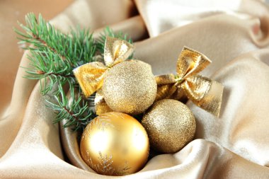 Altın saten kumaş üzerinde güzel bir Noel dekor