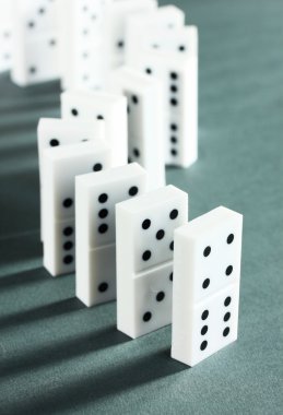 gri arka plan üzerinde Domino