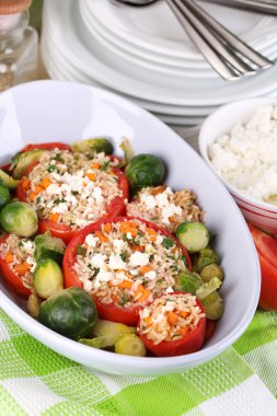 ahşap masa yakın çekim ıslak zeminde dolması domates