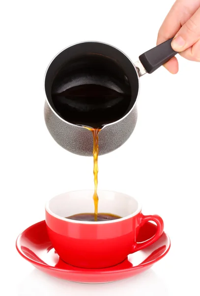 Menuang kopi dalam cangkir terisolasi di atas putih — Stok Foto