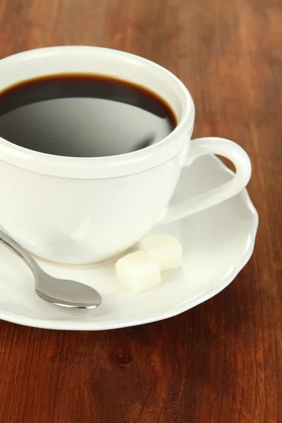 Kaffeetasse auf Holztisch in Großaufnahme — Stockfoto