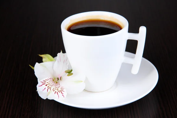 Xícara branca de café turco na mesa de madeira — Fotografia de Stock