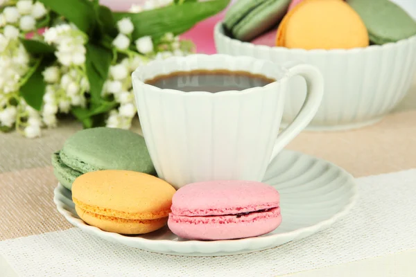 Café y macarrones en primer plano de la mesa — Foto de Stock