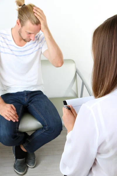 Hombre con problema en recepción para psicólogo — Foto de Stock