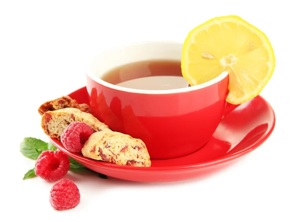 Taza de té con galletas y frambuesas aisladas en blanco — Foto de Stock