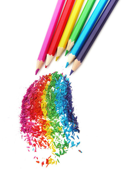 Цветные карандаши с заточки стружки изолированы на белом
