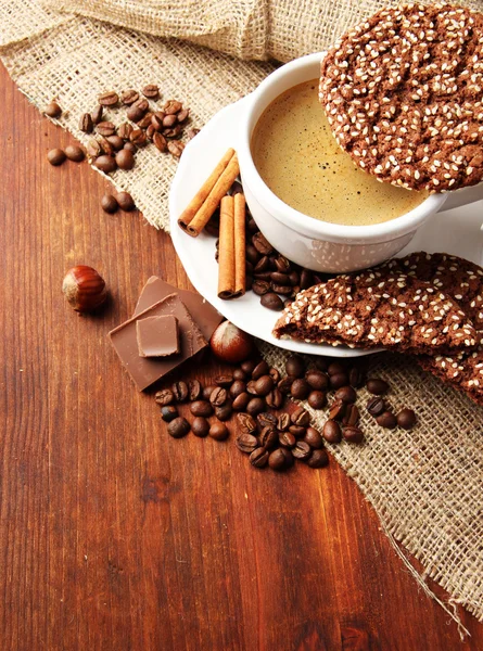 Cup of tasty coffee with tasty cookies, on wooden background — Stock Photo, Image