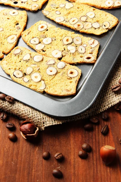 Biscotti aux noisettes, sur moule égouttoir, sur fond bois — Photo