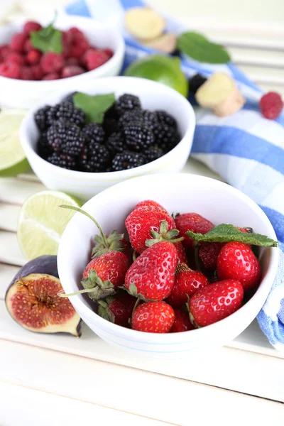 Surtido de frutas y bayas jugosas sobre fondo de madera — Foto de Stock