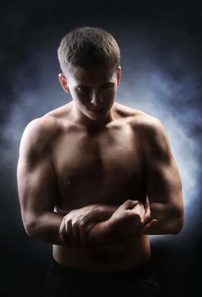 Guapo joven deportista muscular, sobre fondo oscuro —  Fotos de Stock