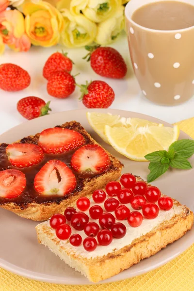 Köstlicher Toast mit Beeren auf dem Tisch aus nächster Nähe — Stockfoto