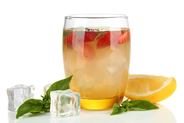 Limonada de manjericão com morango em vidro, isolada sobre branco — Fotografia de Stock