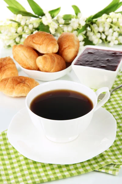 Tasty croissants and cup of coffee close-up — Stock Photo, Image