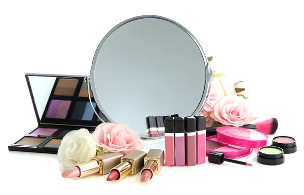 Groep decoratieve cosmetica voor make-up en spiegel, geïsoleerd op wit — Stockfoto