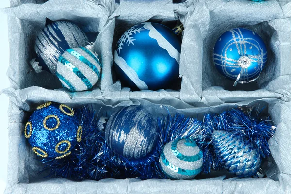 Juguetes de Navidad en caja de madera de cerca — Foto de Stock