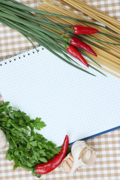 Concepto de cocina. Abarrotes con libro de cocina vacío de cerca —  Fotos de Stock