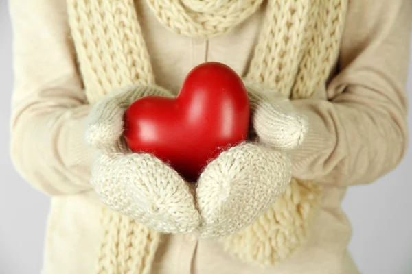 Manos femeninas con corazón rojo, primer plano — Foto de Stock