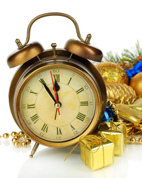 Composizione di orologio e decorazioni natalizie isolate su bianco — Foto Stock
