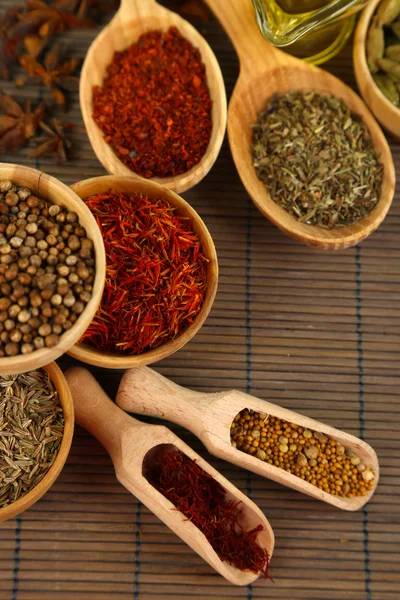 De nombreuses épices et herbes parfumées sur table en bois close-up — Photo