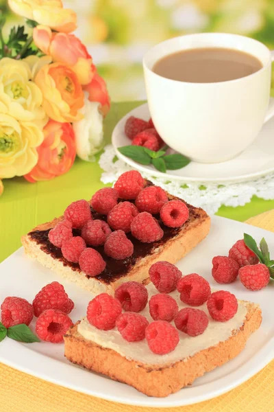 在明亮的背景上桌上的木莓美味吐司 — 图库照片
