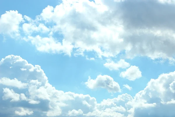 Blå himmel med moln — Stockfoto