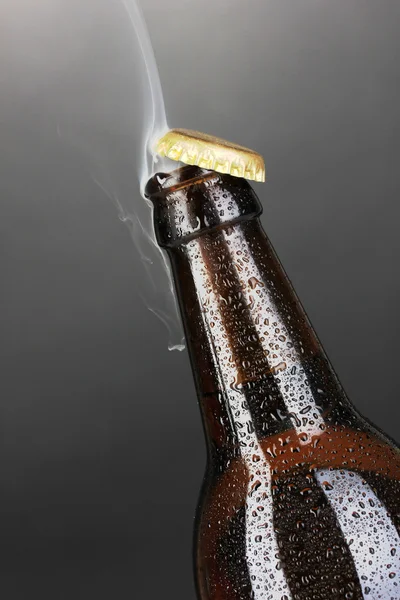 Parte superior de la botella de cerveza húmeda abierta sobre fondo oscuro — Foto de Stock