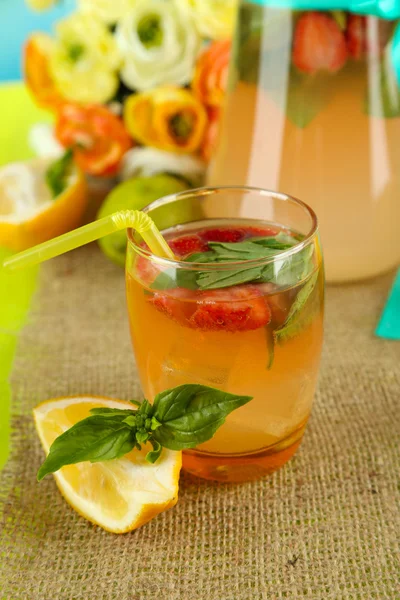 Basilikum limonade med jordbær i krukke og glass, på trebord, på lys bakgrunn – stockfoto