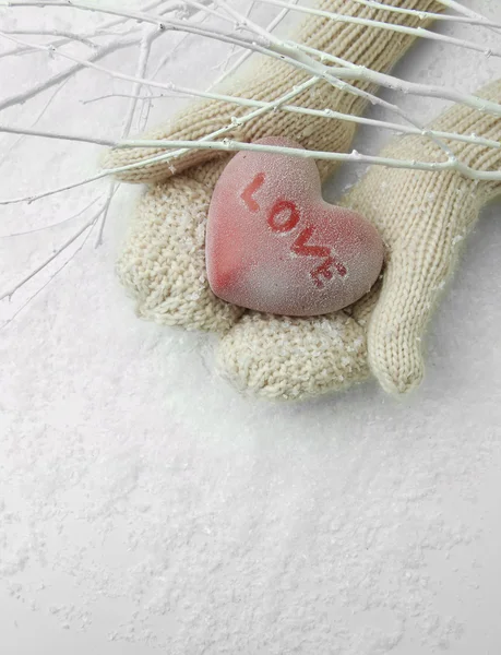 Manos femeninas en manoplas con corazón rojo, primer plano —  Fotos de Stock