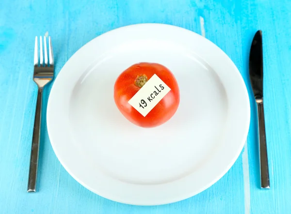 Ahşap masa yakın çekim tabağa domatese kalori içeriği — Stok fotoğraf