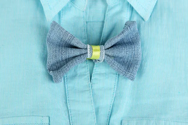 Camisa com borboleta colorida close-up fundo — Fotografia de Stock