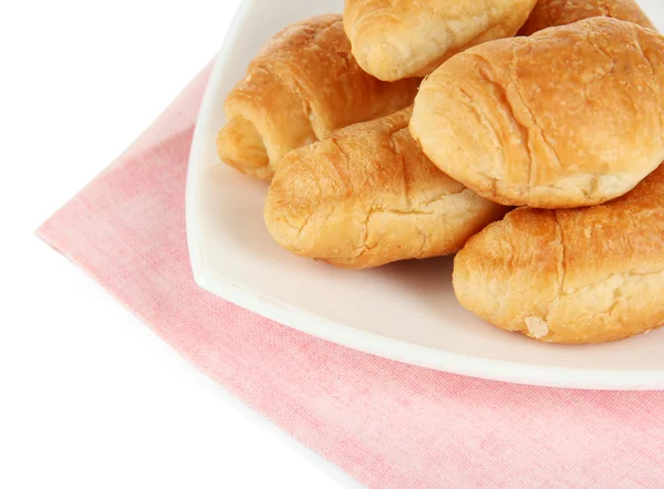 Läckra croissanter på plattan närbild — Stockfoto