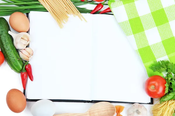 Concepto de cocina. Abarrotes con libro de cocina vacío de cerca — Foto de Stock