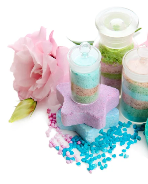 Composition avec des sels aromatiques dans des bouteilles en verre et fleur, isolé sur blanc — Photo