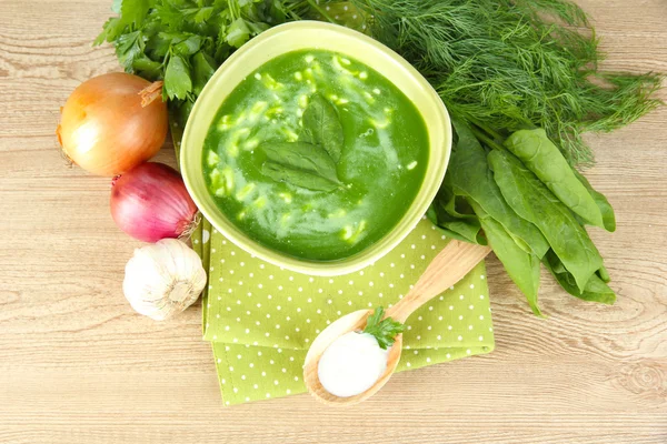Gustosa zuppa di spinaci, sul tavolo di legno — Foto Stock