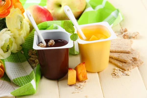 美味奶油甜点与片断的新鲜水果、 饼干和片，彩色木制背景上 — 图库照片