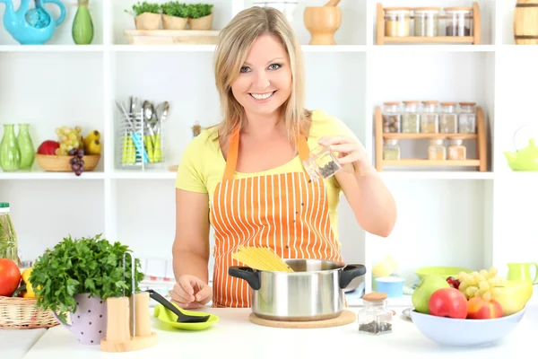 Feliz mulher sorridente na cozinha se preparando para uma refeição saudável — Fotografia de Stock