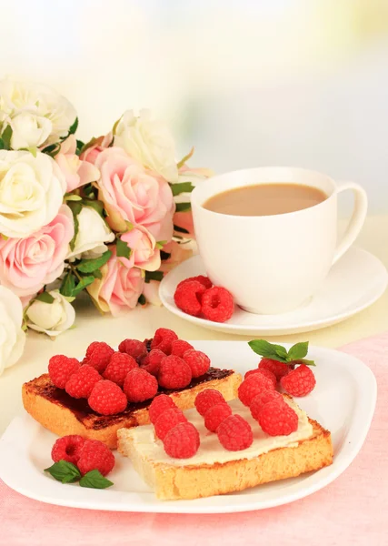 Heerlijke toast met frambozen op tafel op lichte achtergrond — Stockfoto