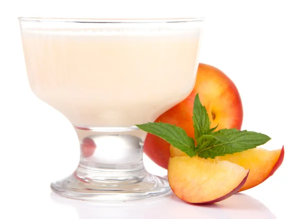 Delizioso yogurt con frutta isolata su bianco — Foto Stock