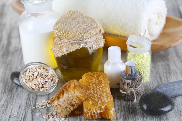 Honey and milk spa with oils and honey on wooden table close-up — Stock Photo, Image