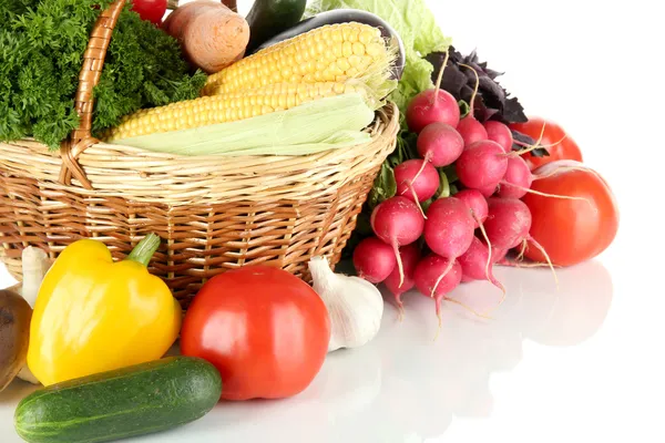 Verschiedene Gemüse isoliert auf weiß — Stockfoto