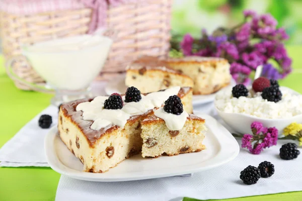 Kaas braadpan met rozijnen op plaat op servet op houten tafel close-up — Stockfoto