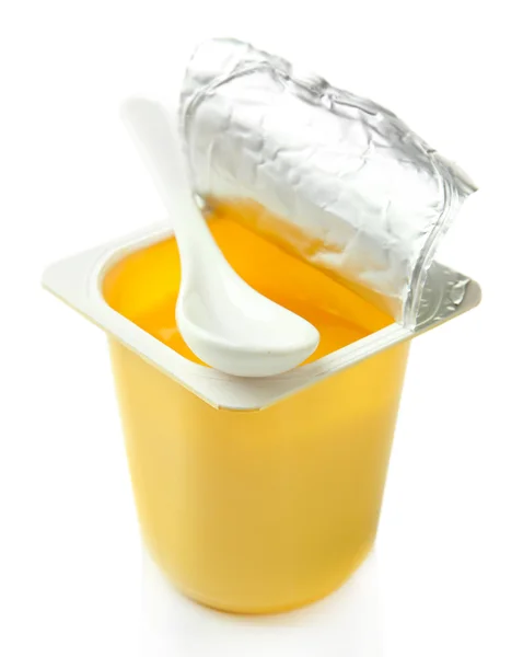 Iogurte saboroso em copo plástico aberto isolado em branco — Fotografia de Stock