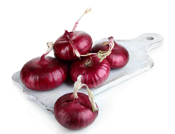 Cebollas rojas frescas aisladas sobre blanco —  Fotos de Stock