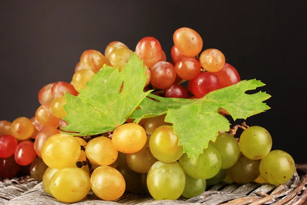 Ripe sweet grape on wooden table, on grey background — Stock Photo, Image