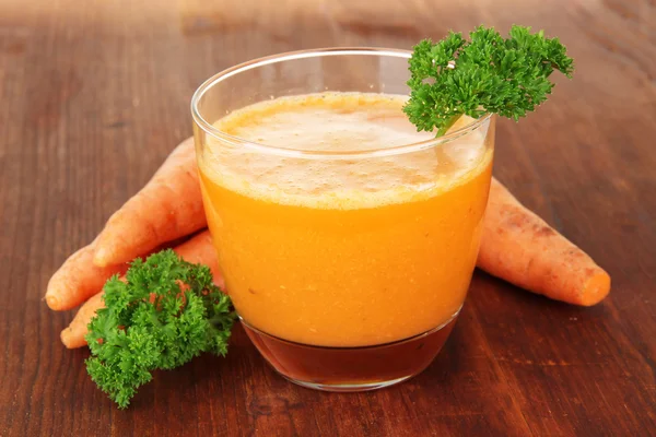 Jugo de zanahoria fresca en primer plano de la mesa — Foto de Stock