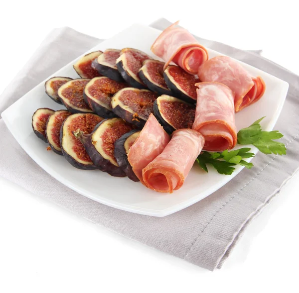 Smakelijke vijgen met ham, geïsoleerd op wit — Stockfoto