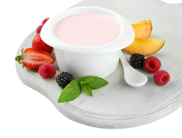 과일과 흰색 절연 딸기와 맛 있는 요구르트 — 스톡 사진