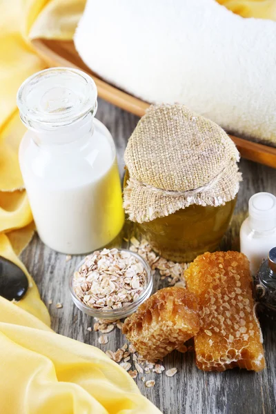 Spa au miel et au lait avec huiles et miel sur table en bois close-up — Photo